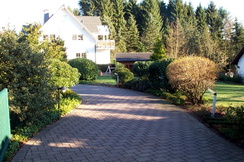 Außenanlage dieses Mehrfamilienhauses Betonsteinpflaster