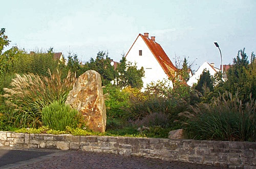Heidegarten mit großem Findling. Heidegarten